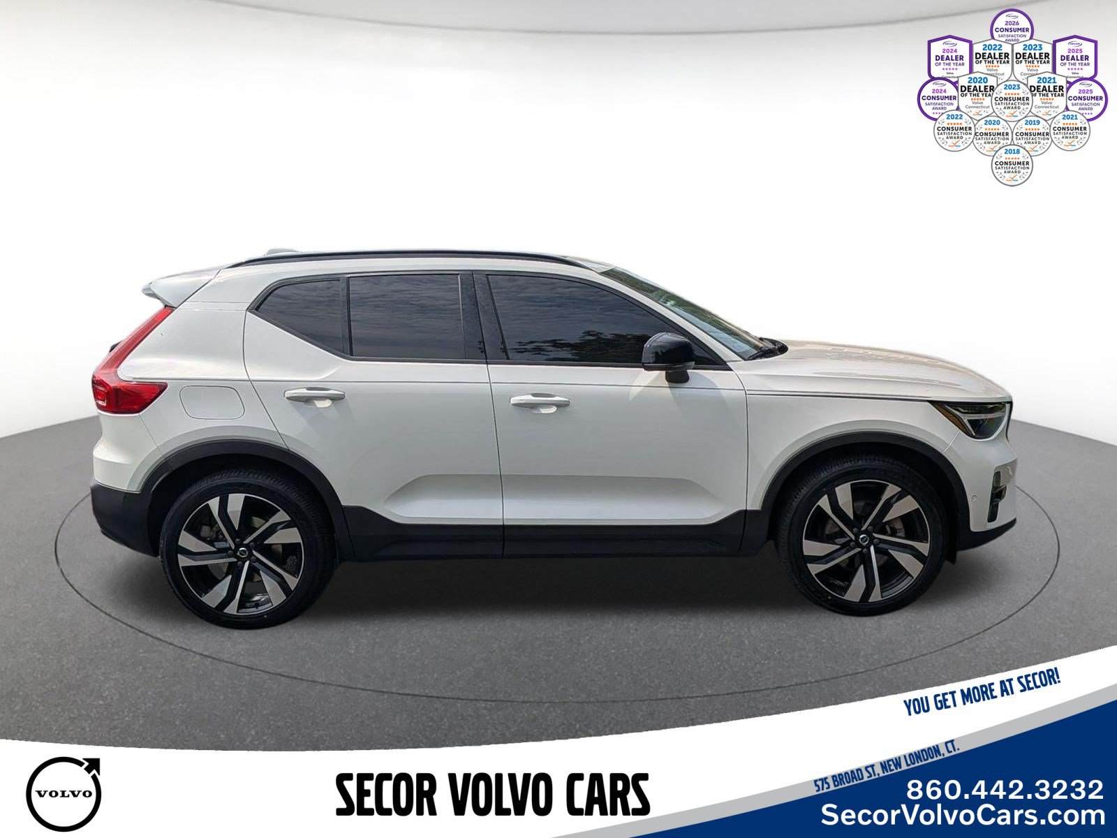 Used 2024 Volvo XC40 B5 Plus w/ Protection Package Premier AWD/4WD image 5