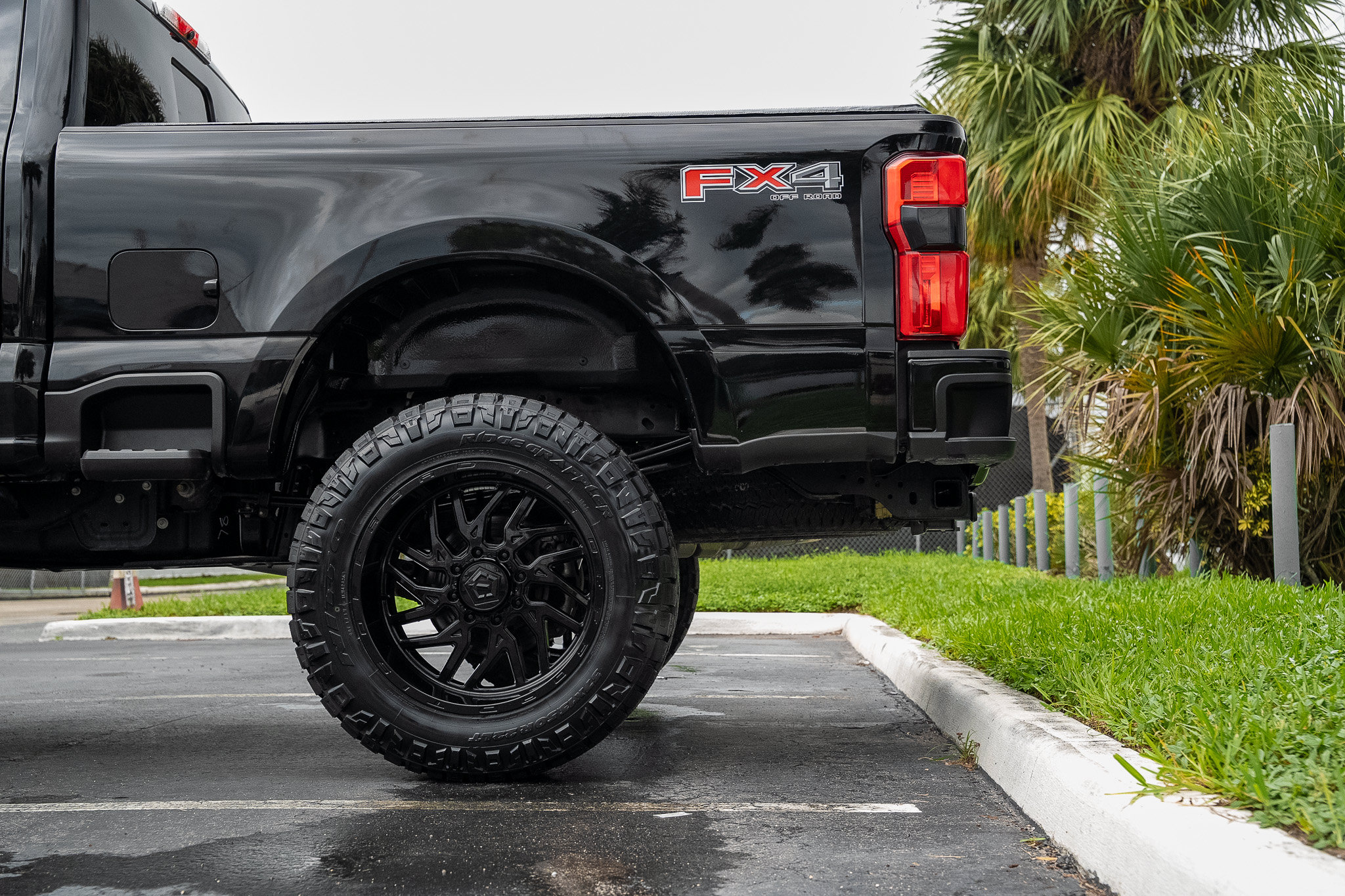 Used 2025 Ford F250 Platinum w/ FX4 Off-Road Package AWD/4WD image 16