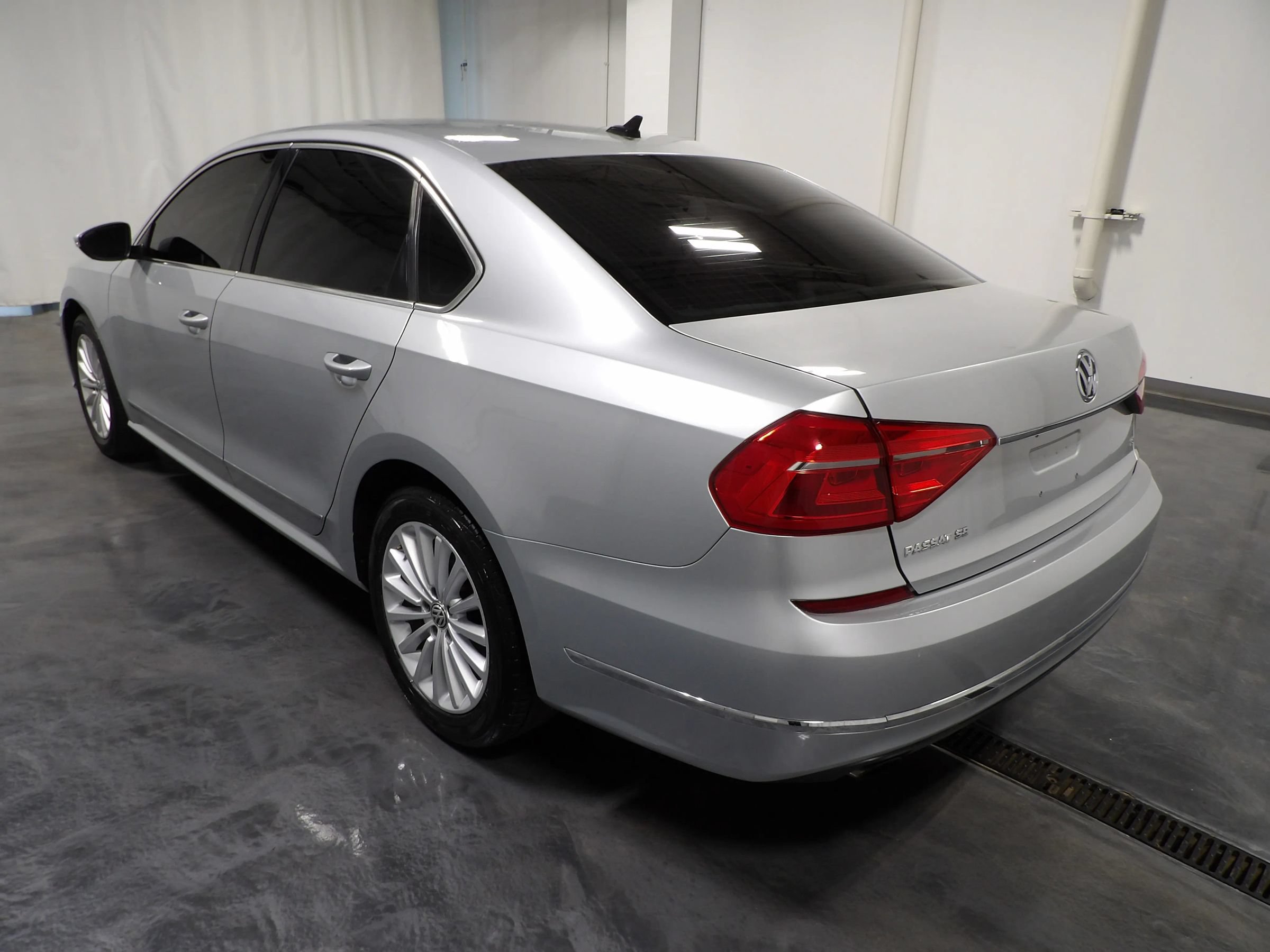 Used 2016 Volkswagen Passat 1.8T SE FWD image 6