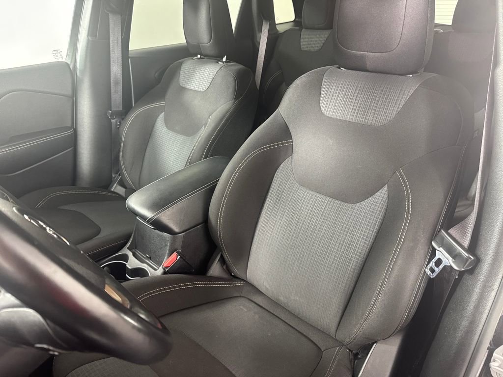 Used 2016 Jeep Cherokee Latitude w/ Comfort/Convenience Group image 9