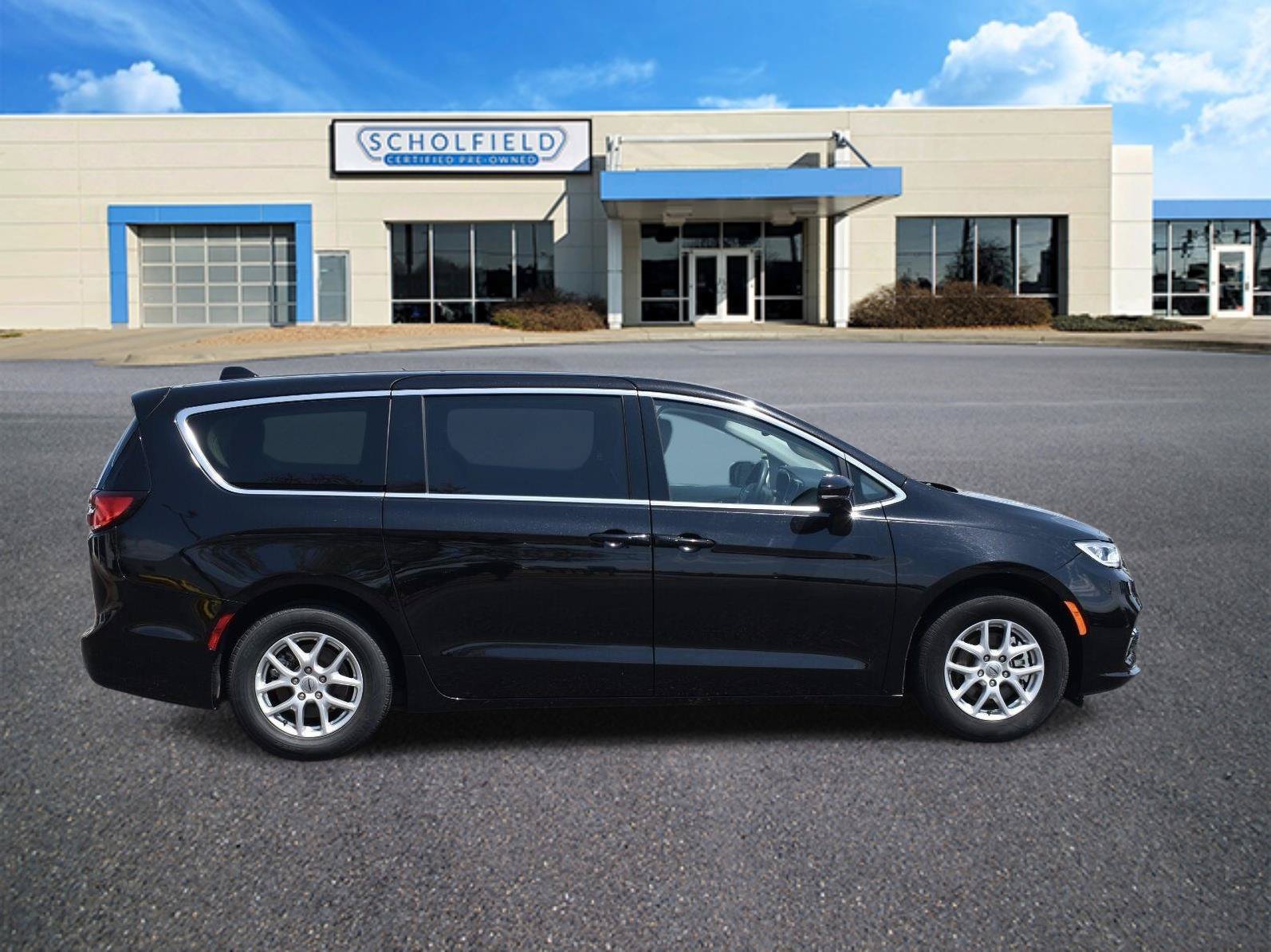 Used 2024 Chrysler Pacifica Touring-L FWD image 2
