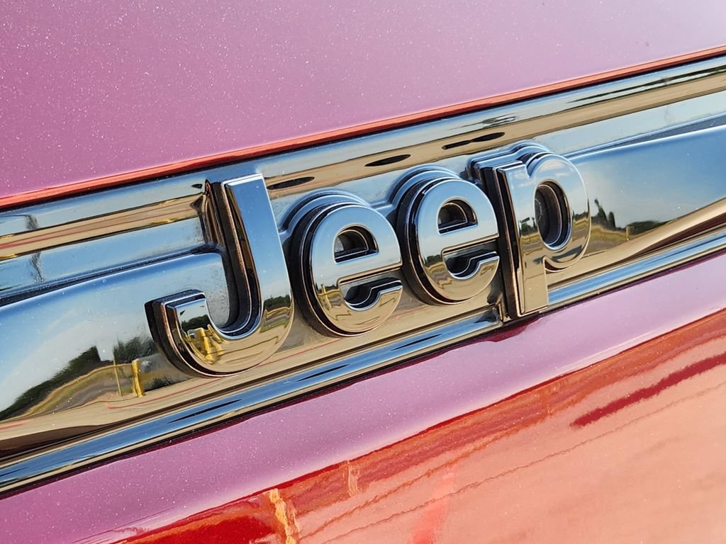 Used 2025 Jeep Grand Cherokee Altitude AWD/4WD image 11