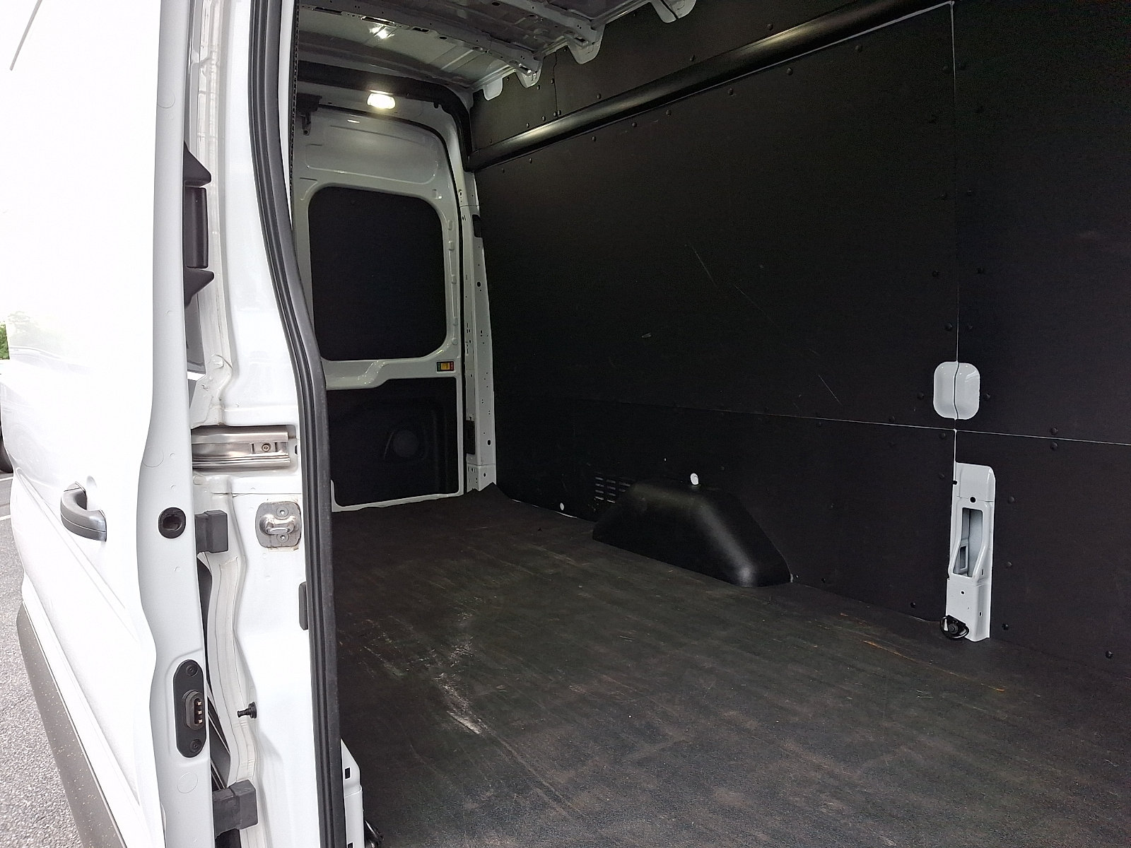 Used 2022 Ford E-Transit 148 High Roof Extended w/ Load Area Protection Package RWD image 12