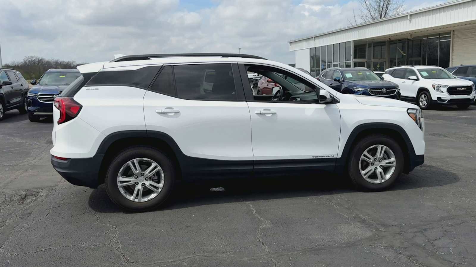Certified 2024 GMC Terrain SLE w/ Driver Convenience Package FWD image 9