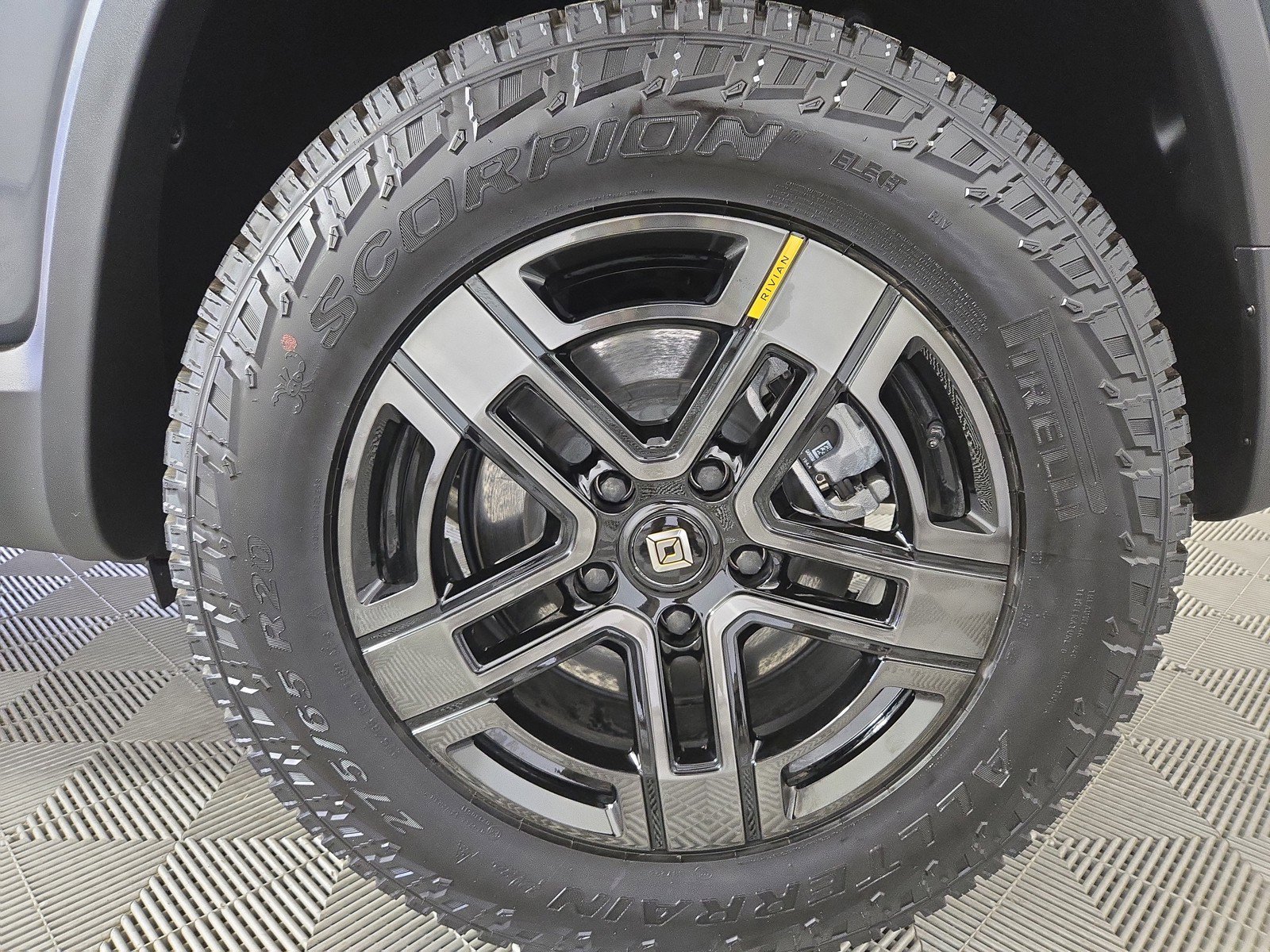 Used 2025 Rivian R1S Adventure image 10