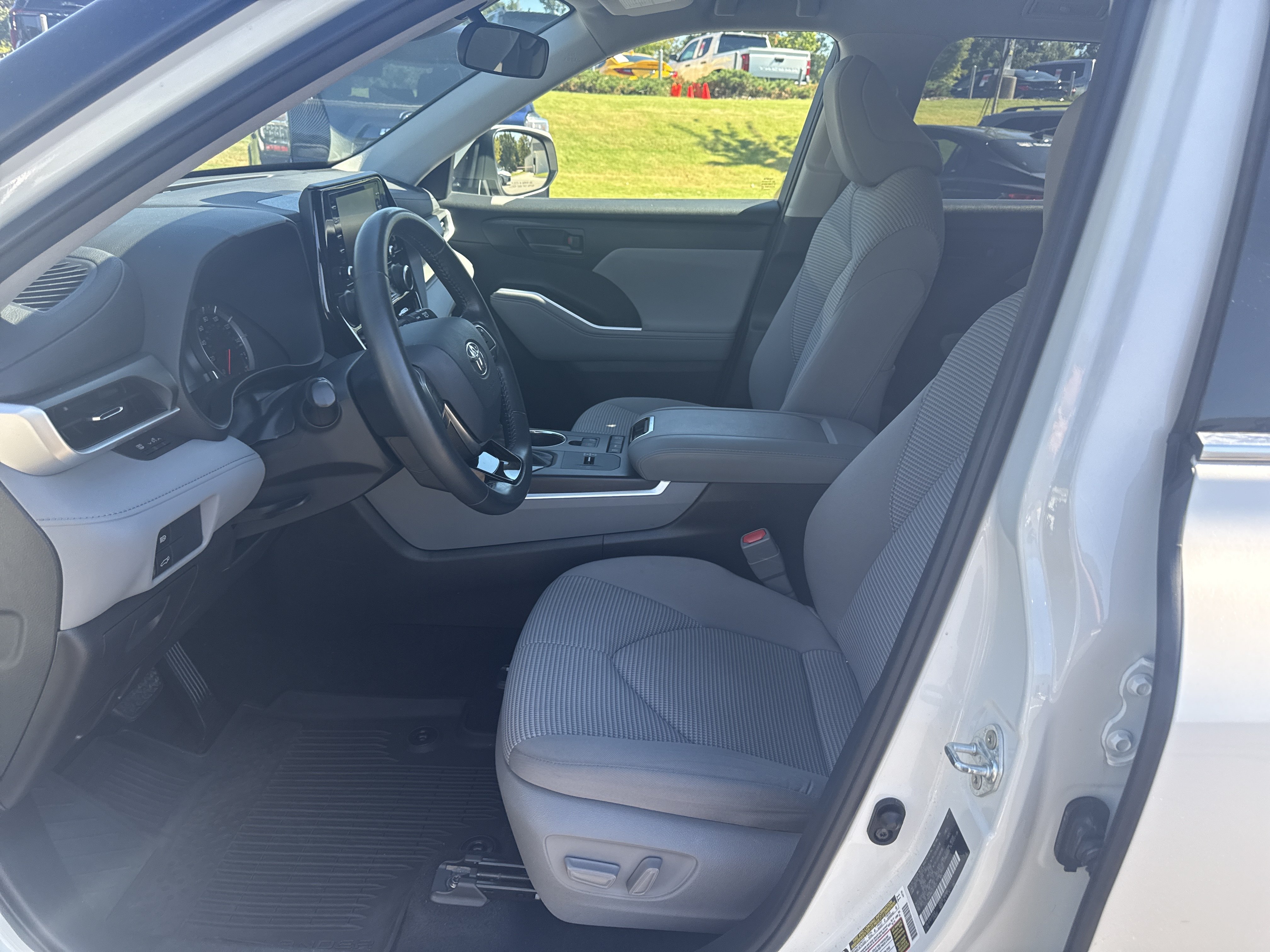 Used 2021 Toyota Highlander LE FWD image 16
