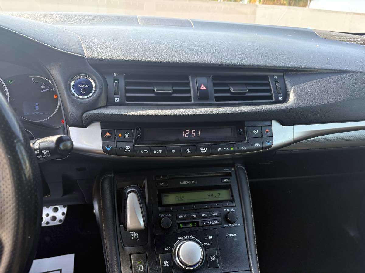 Used 2015 Lexus CT 200h image 34