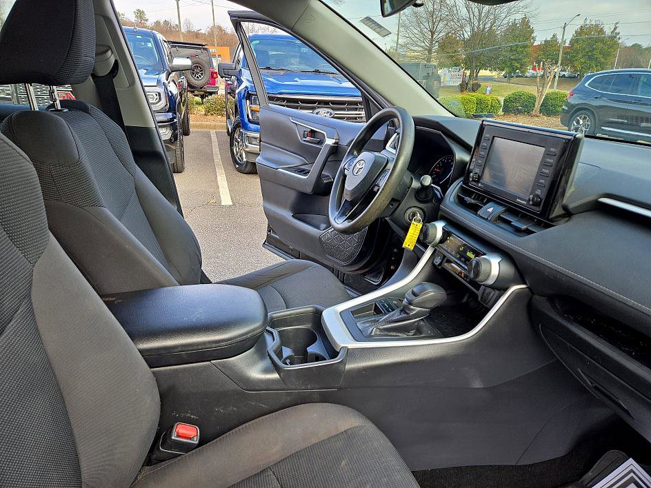 Used 2020 Toyota RAV4 LE image 19
