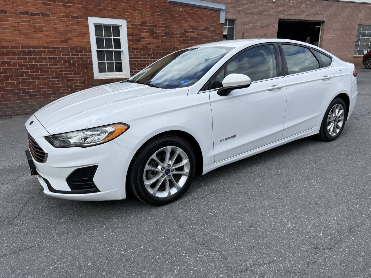 Used 2019 Ford Fusion SE FWD image 1