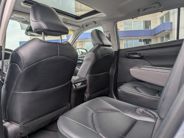 Used 2023 Toyota Highlander XLE FWD image 16