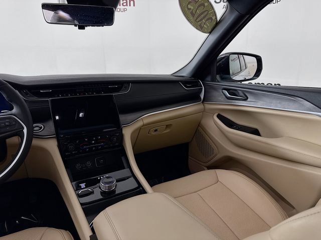 Used 2025 Jeep Grand Cherokee Limited w/ Luxury Tech Group II image 24