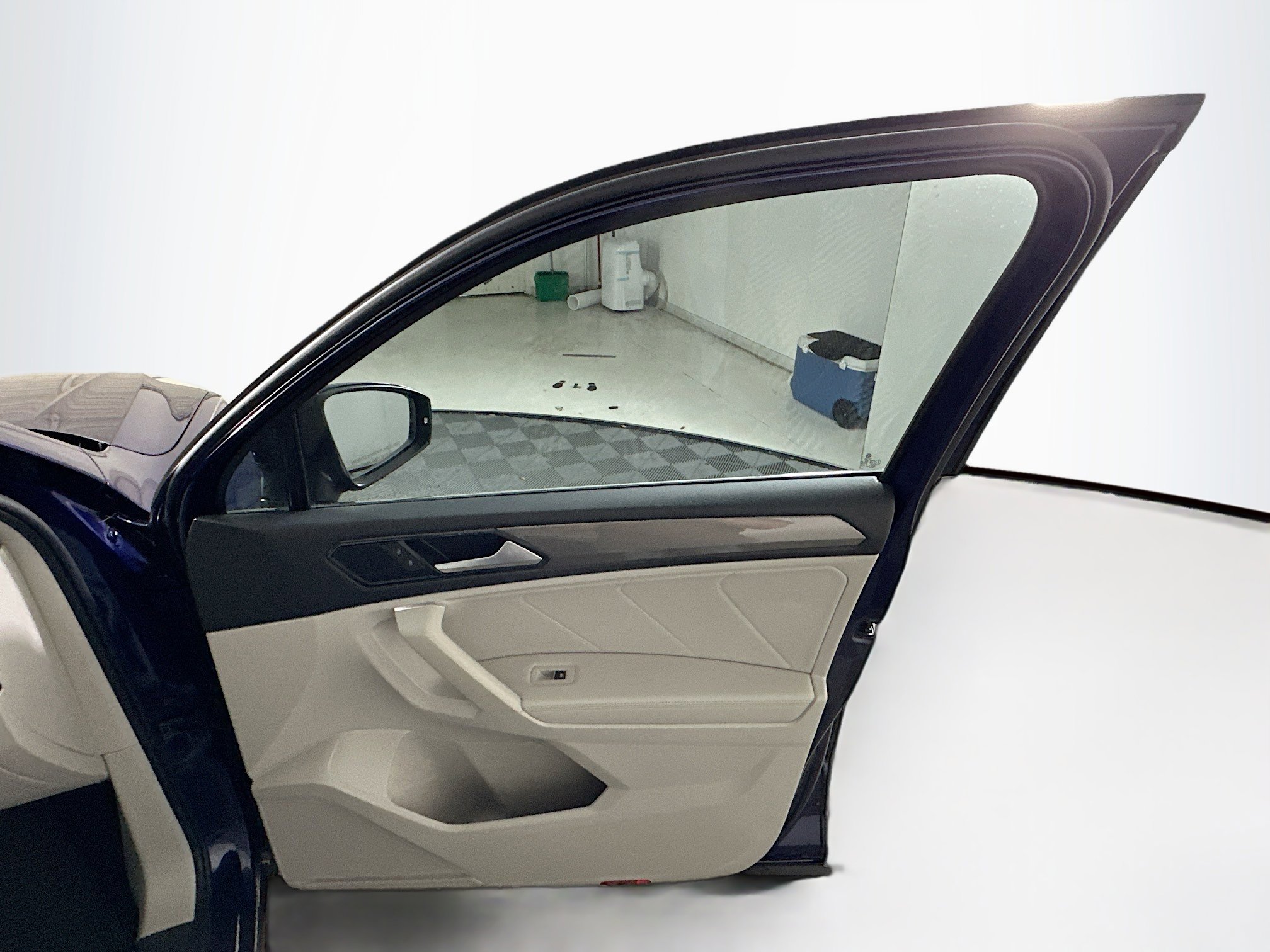 Used 2022 Volkswagen Tiguan SE w/ Panoramic Sunroof Package FWD image 32