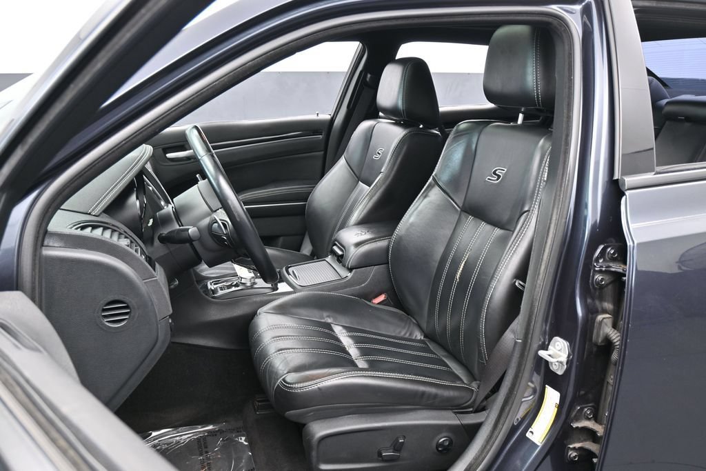 Used 2018 Chrysler 300 S w/ 300S Premium Group RWD image 10