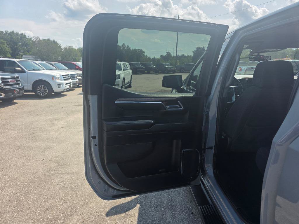 Used 2024 GMC Sierra 1500 Elevation w/ LPO, Elevation Black Package RWD image 9