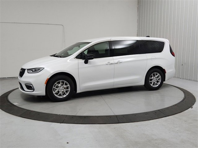 New 2026 Chrysler Pacifica Select image 3
