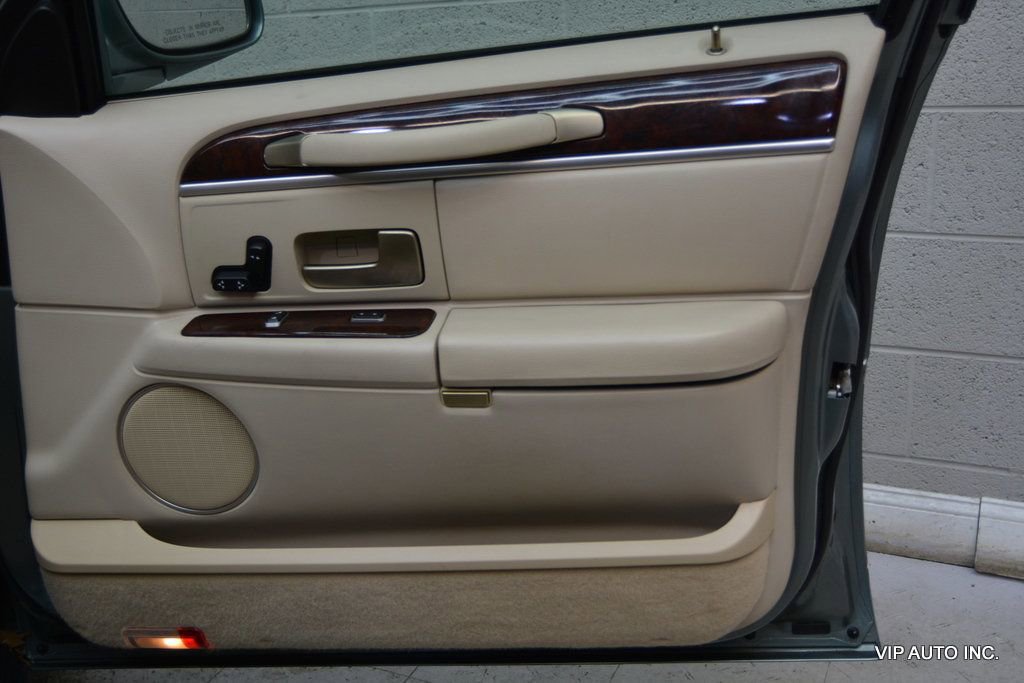 Used 2006 Lincoln Town Car Signature image 8