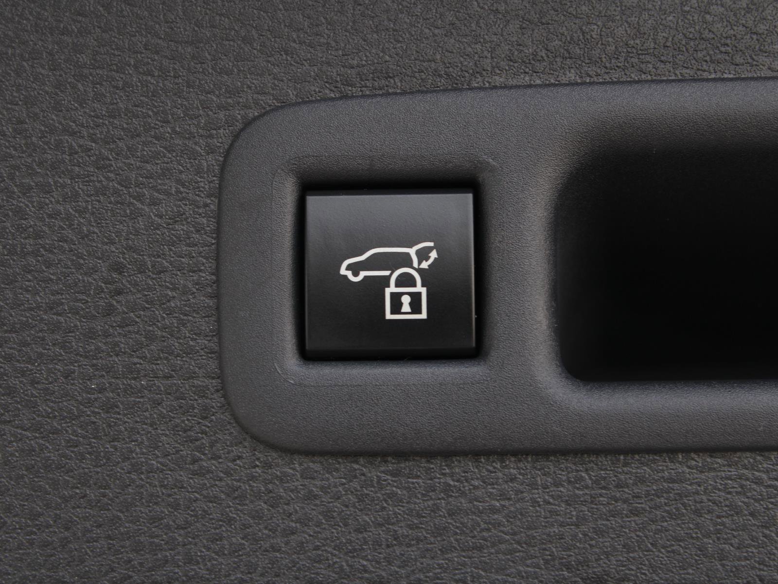 Used 2025 Toyota Sienna XLE image 9