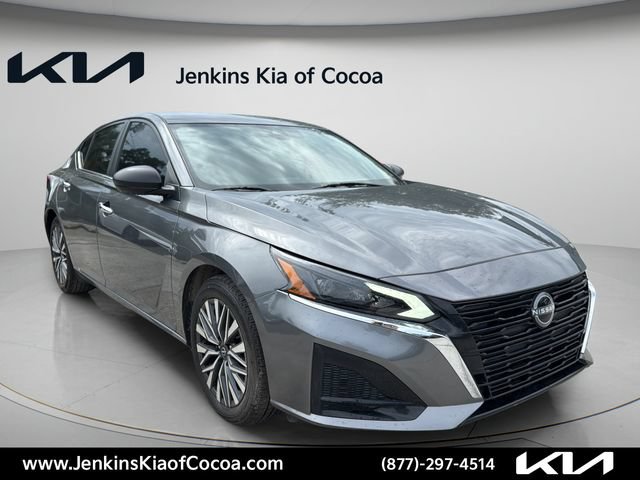 Used 2025 Nissan Altima 2.5 SV FWD image 2