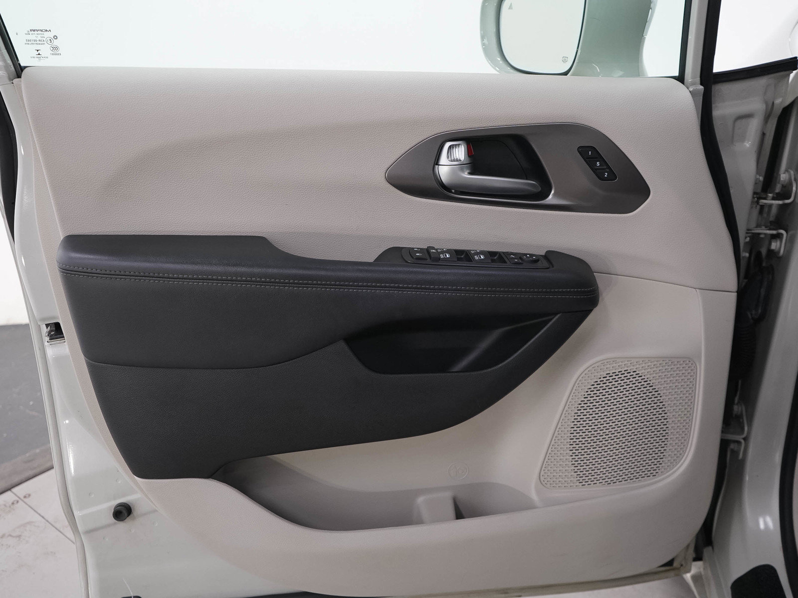 Used 2017 Chrysler Pacifica Limited w/ UConnect Theater Package FWD image 23