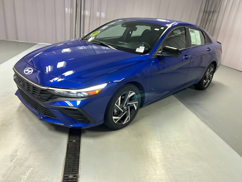 Used 2025 Hyundai Elantra Sport FWD image 3