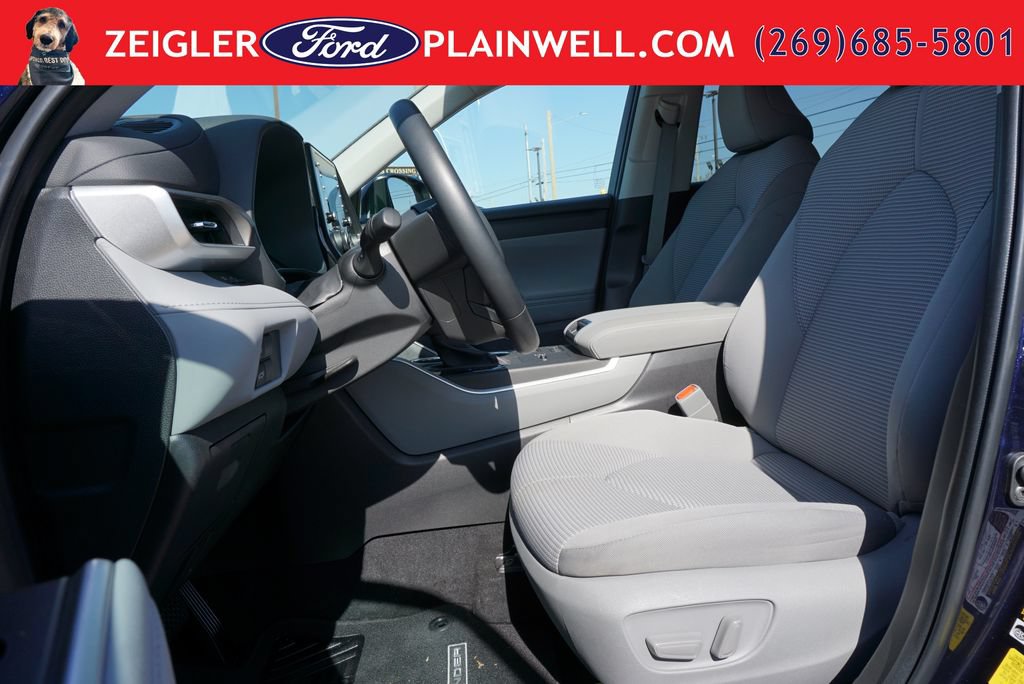 Used 2022 Toyota Highlander LE AWD/4WD image 19