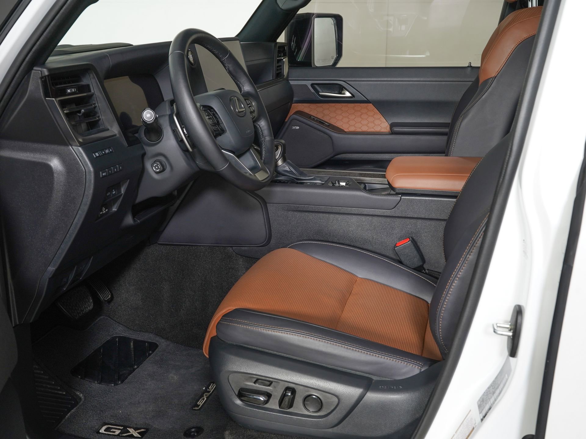 Used 2024 Lexus GX 550 w/ Accessory Package (2T) AWD/4WD image 16