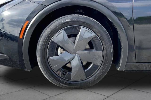 Certified 2025 Toyota Prius LE FWD image 11
