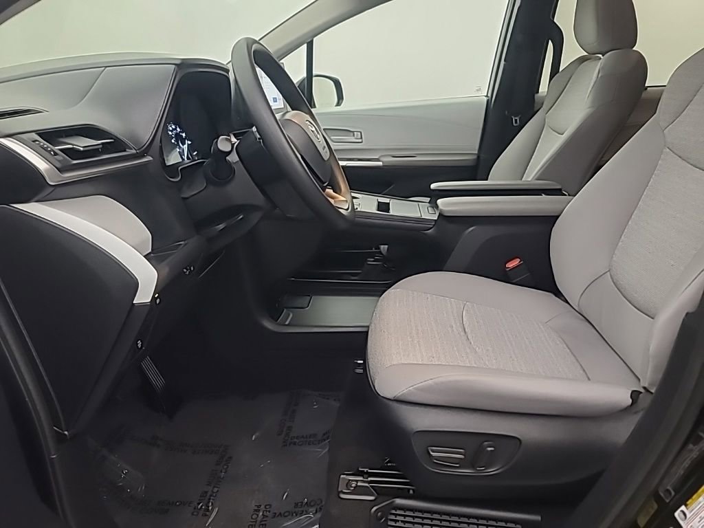 Used 2026 Toyota Sienna LE FWD image 25