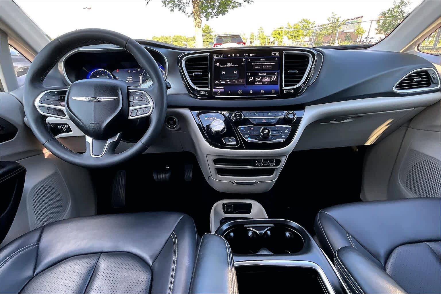 Used 2023 Chrysler Pacifica Touring-L FWD image 15