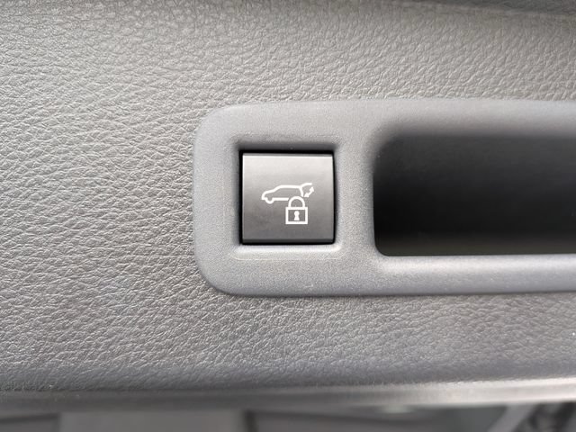 Used 2025 Toyota Sienna XLE FWD image 13