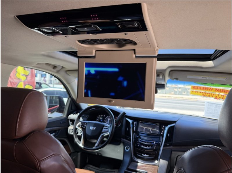 Used 2018 Cadillac Escalade Premium Luxury AWD/4WD image 33
