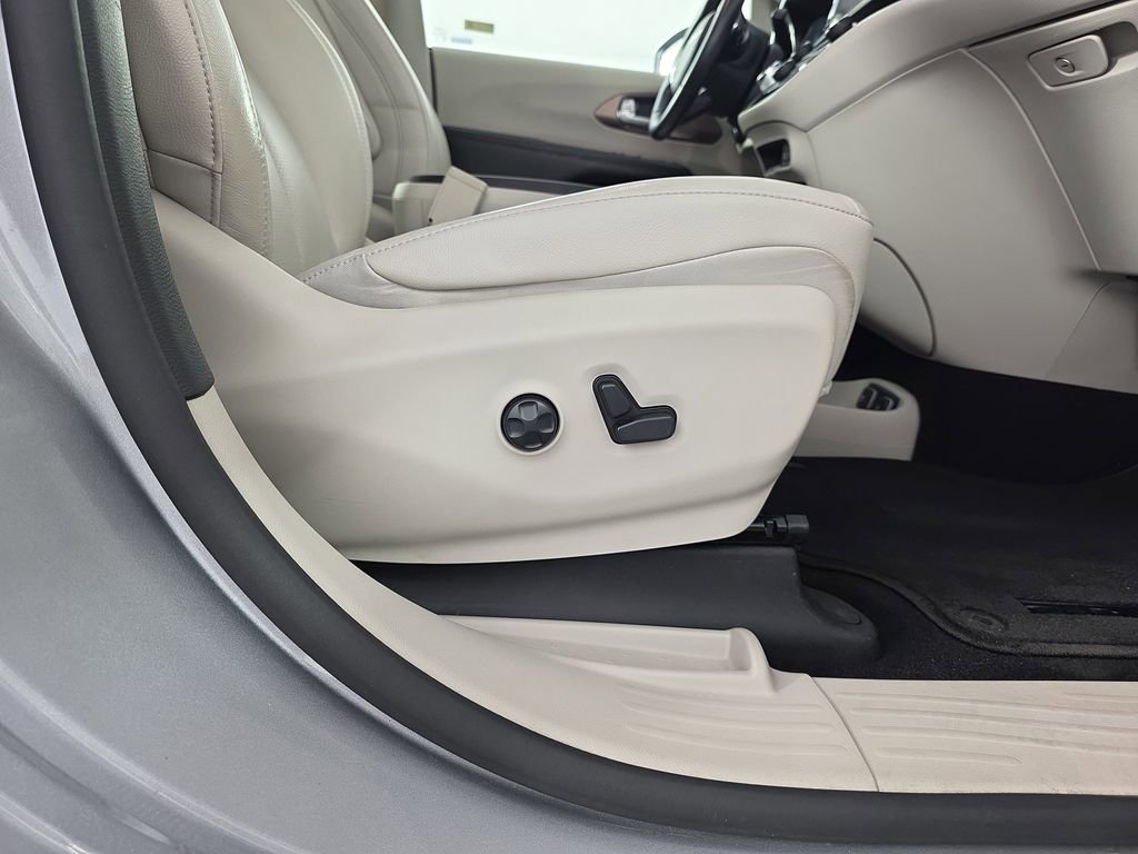 Used 2017 Chrysler Pacifica Touring-L Plus w/ Advanced Safetytec Group image 39