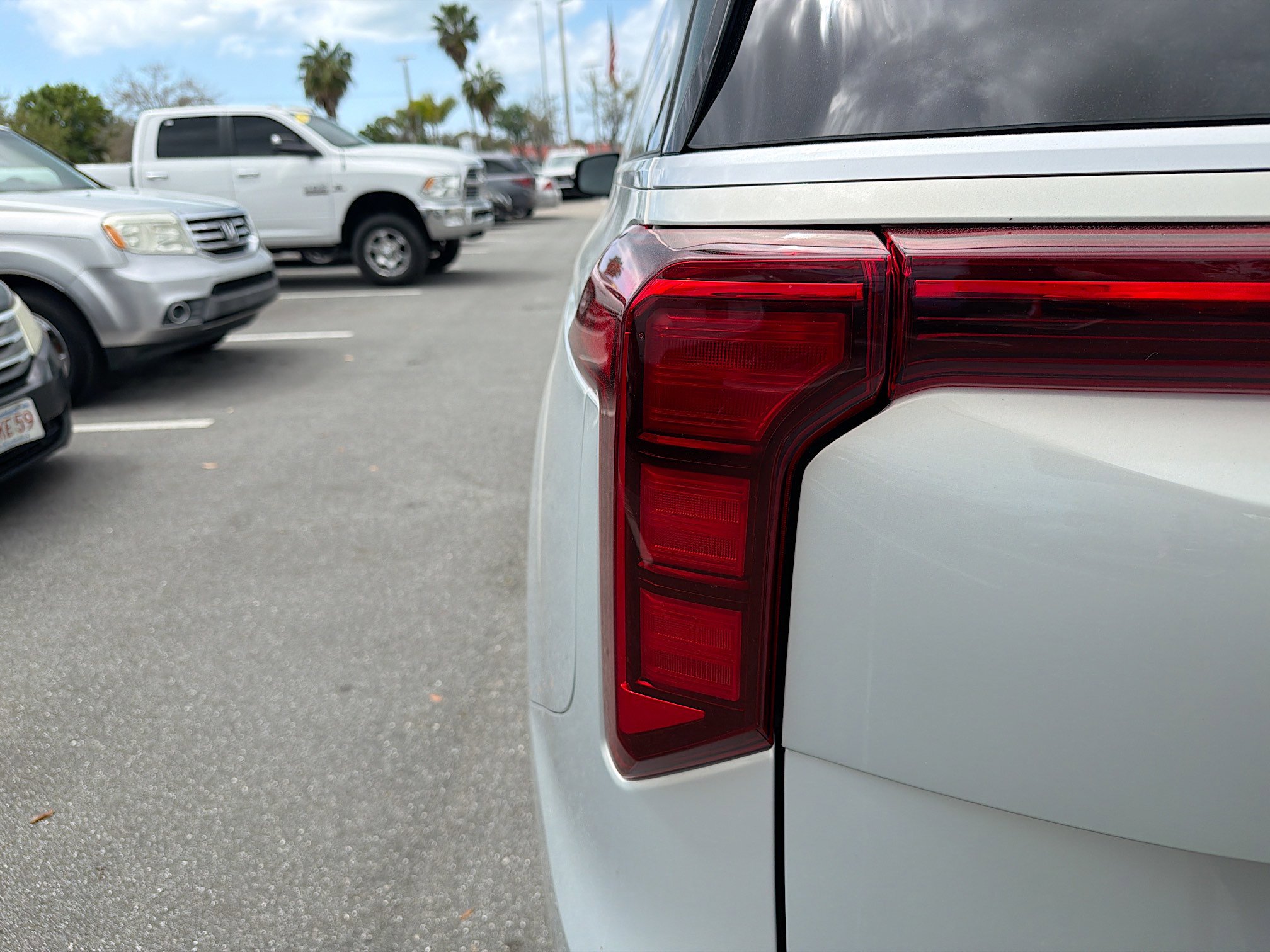 Used 2025 Kia Carnival EX image 12