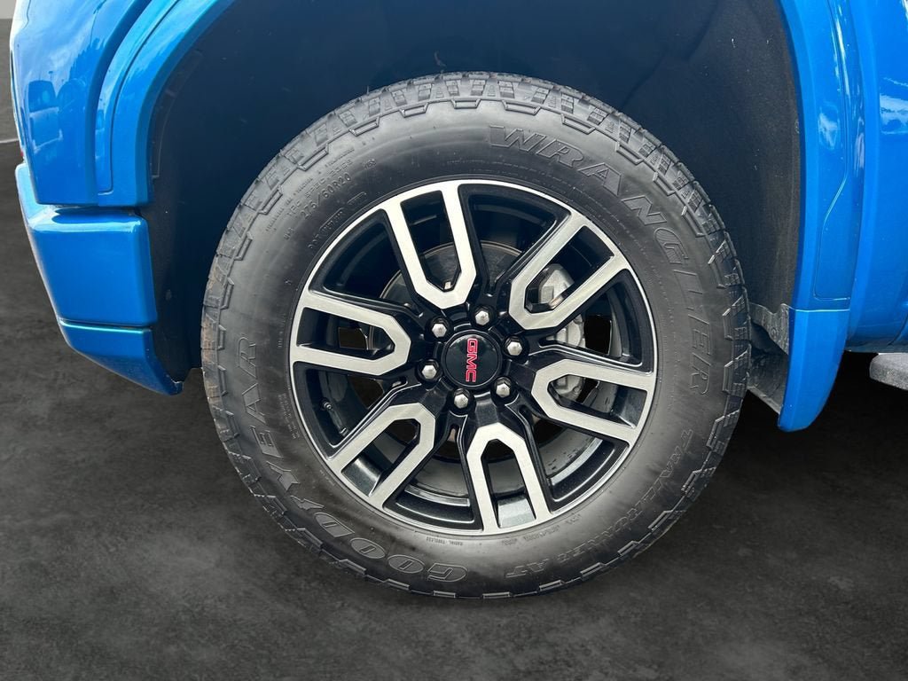 Used 2024 GMC Sierra 1500 AT4 w/ Technology Package AWD/4WD image 4