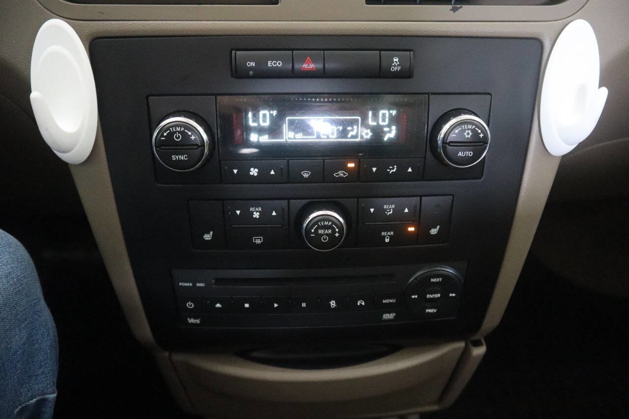 Used 2012 Volkswagen Routan SEL FWD image 40
