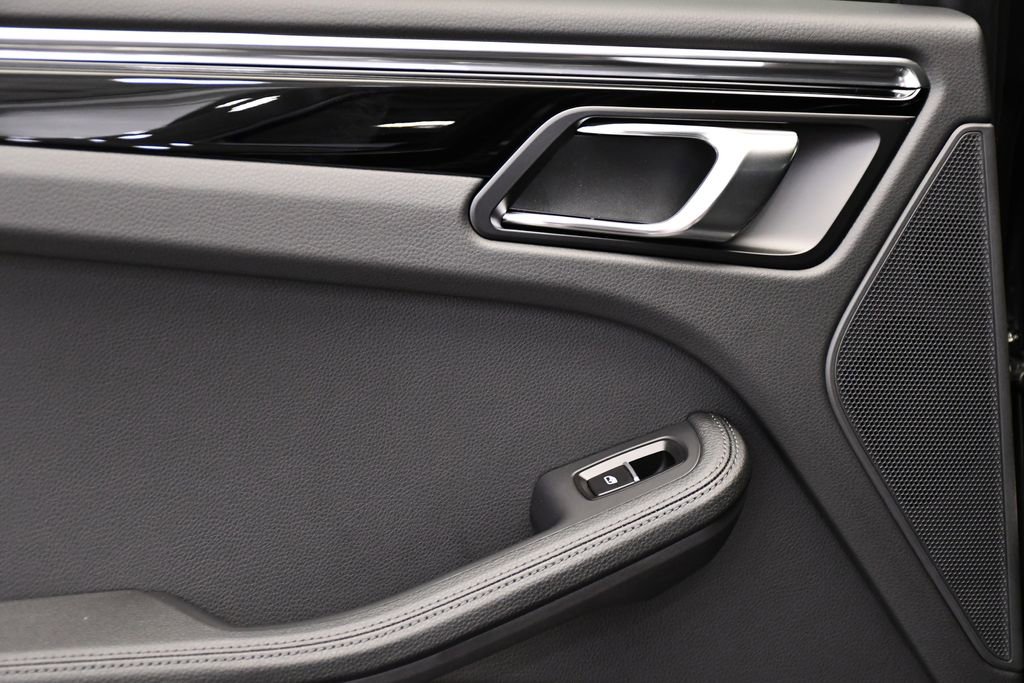 Certified 2025 Porsche Macan Turbo AWD/4WD image 42