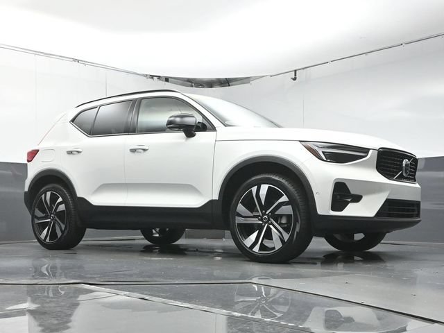Certified 2025 Volvo XC40 B5 Ultra AWD/4WD image 41