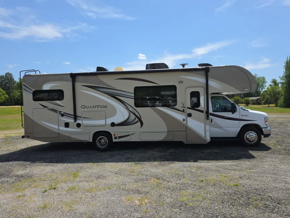 Used 2017 Ford E-450 and Econoline 450 Super Duty w/ Motorhome Prep Package RWD image 2