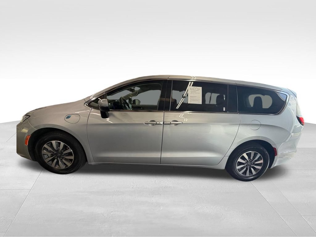 Used 2023 Chrysler Pacifica Touring-L FWD image 2