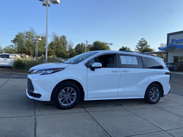 Used 2023 Toyota Sienna LE FWD image 6