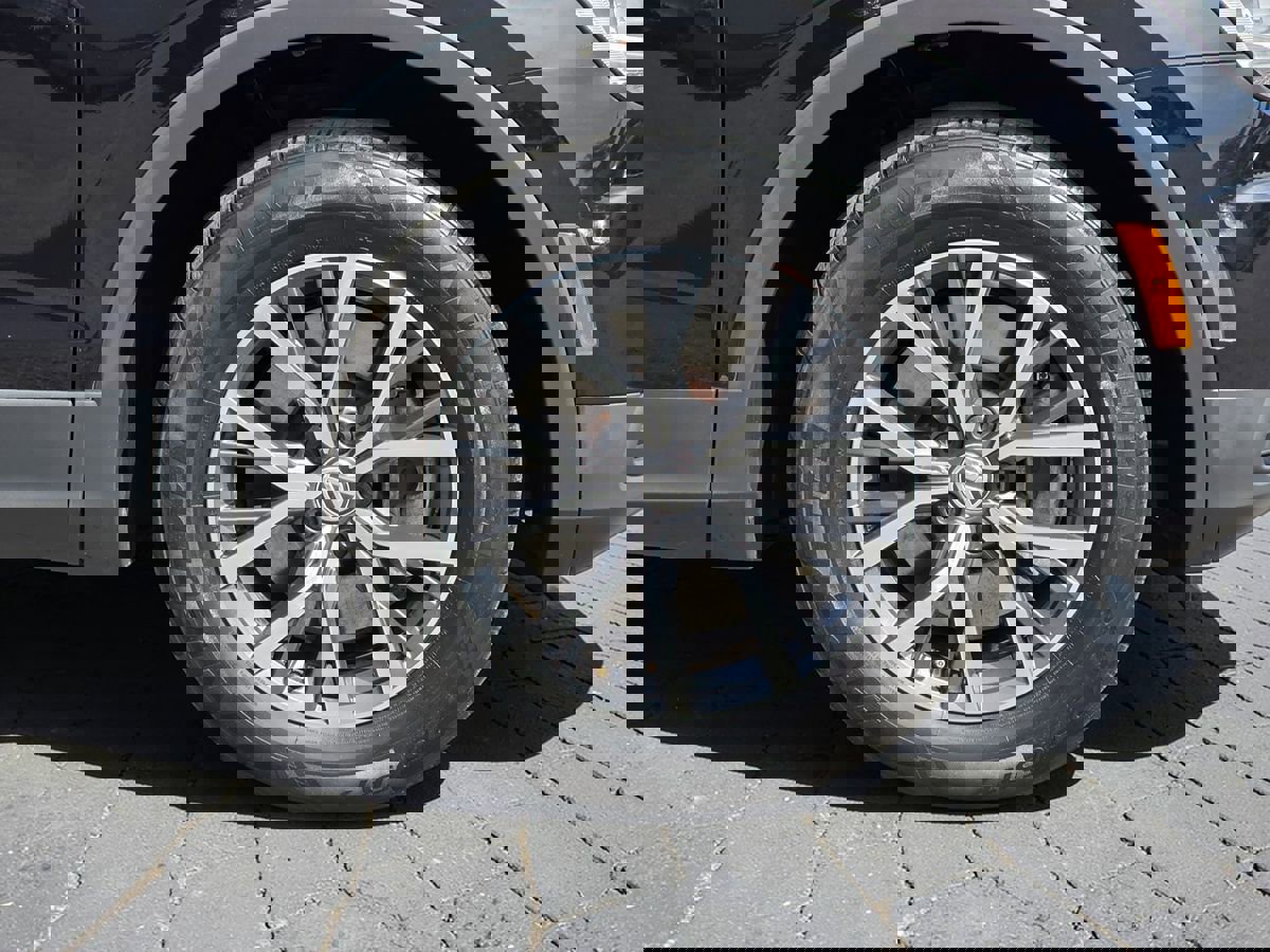 Used 2020 Volkswagen Tiguan SE w/ Panoramic Sunroof Package image 8