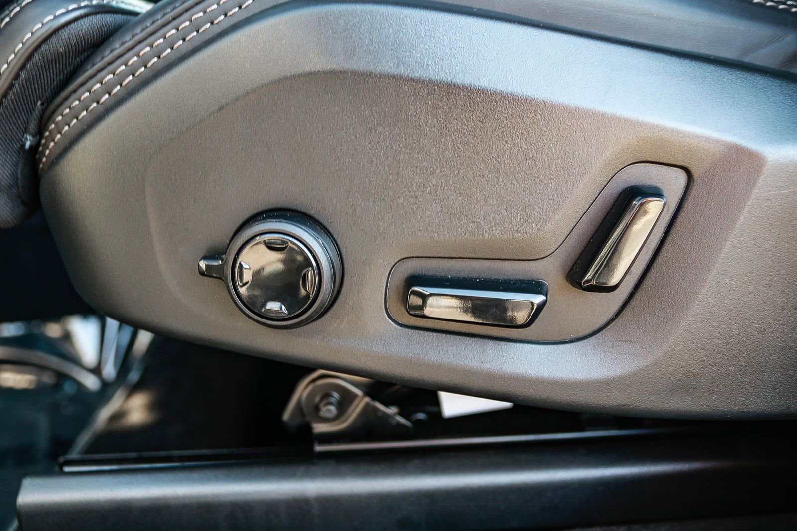 Used 2023 Volvo XC60 B5 Ultimate w/ Climate Package image 24