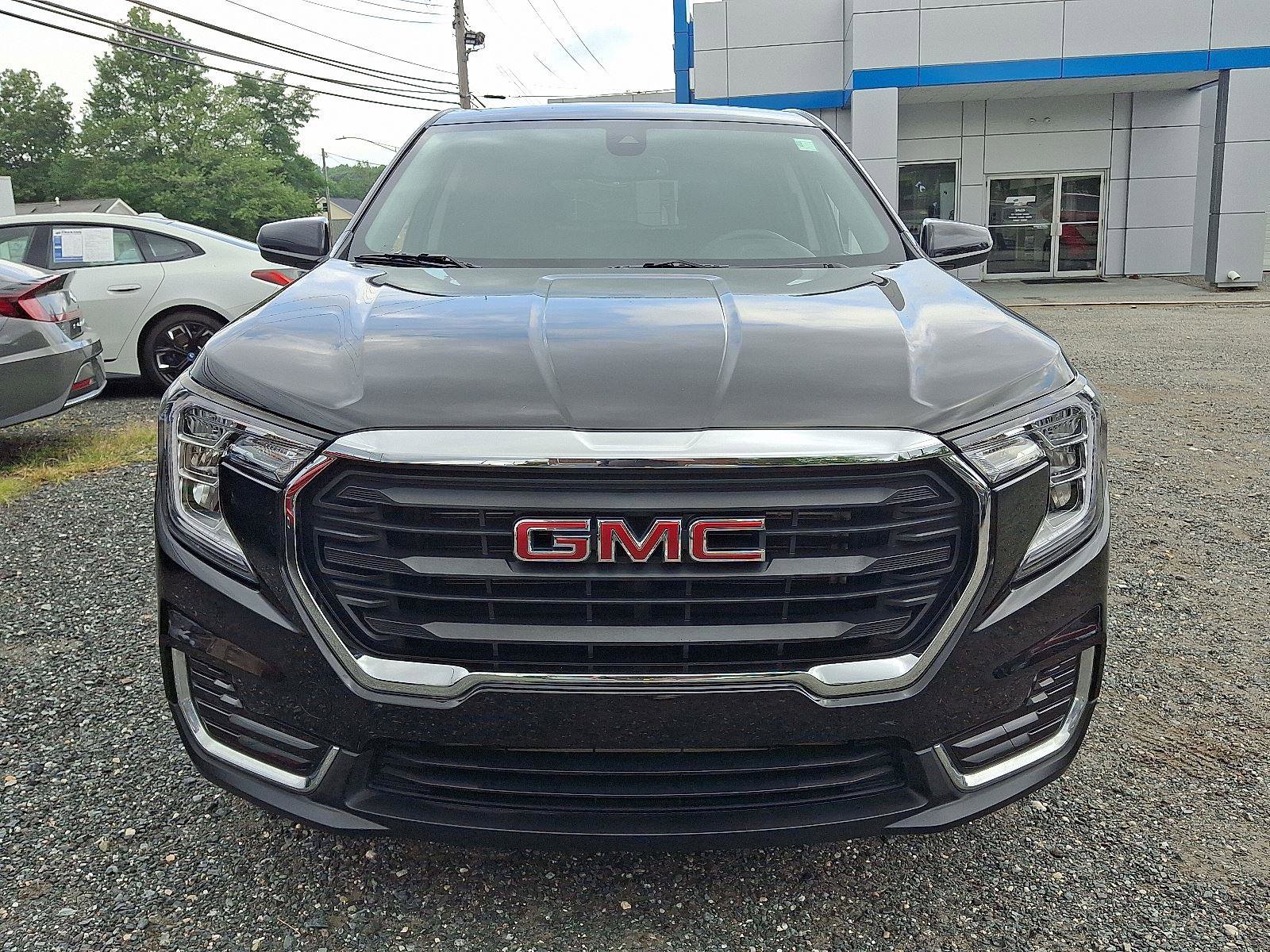 Used 2024 GMC Terrain SLE image 2