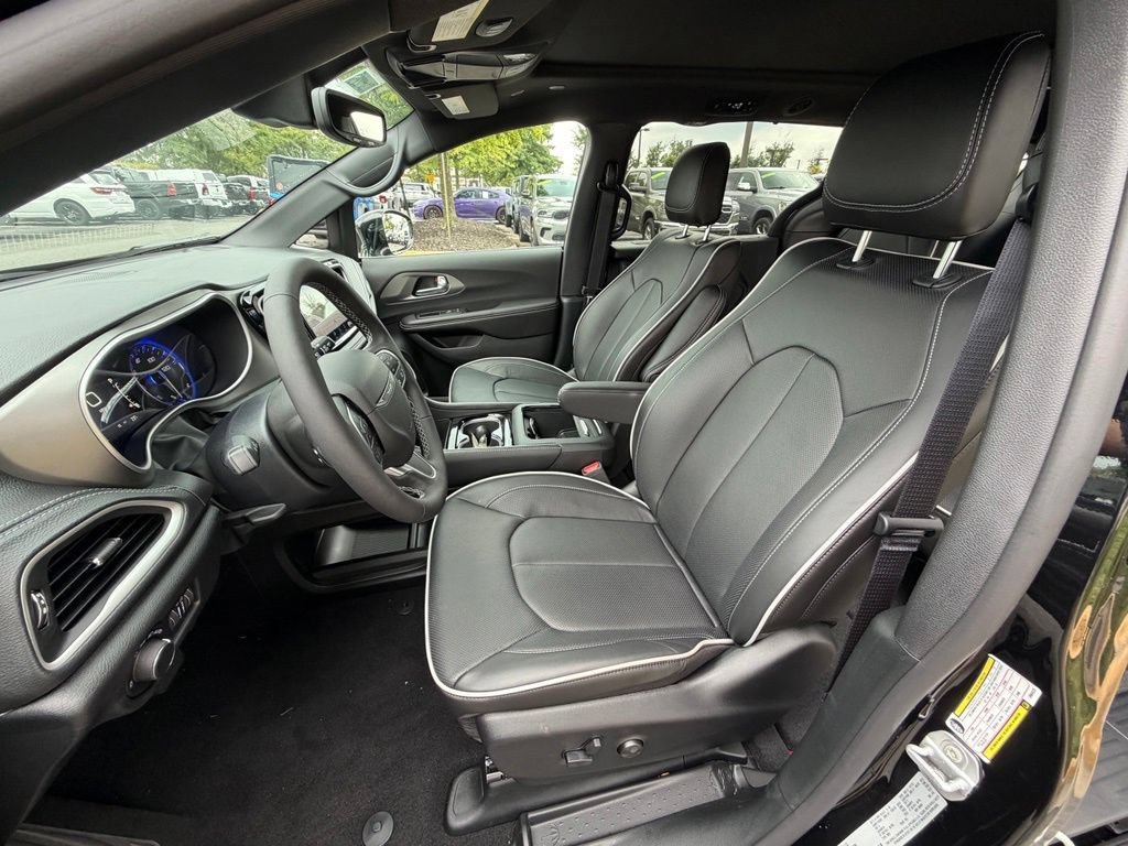 New 2027 Chrysler Pacifica Limited FWD image 15