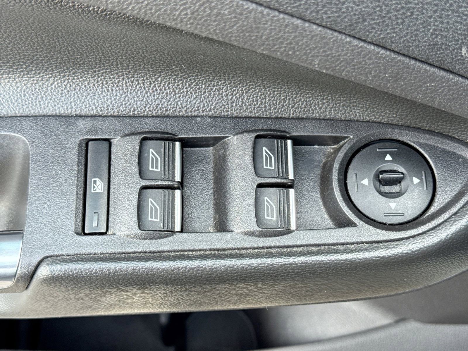 Used 2017 Ford Escape SE w/ Equipment Group 201A image 17