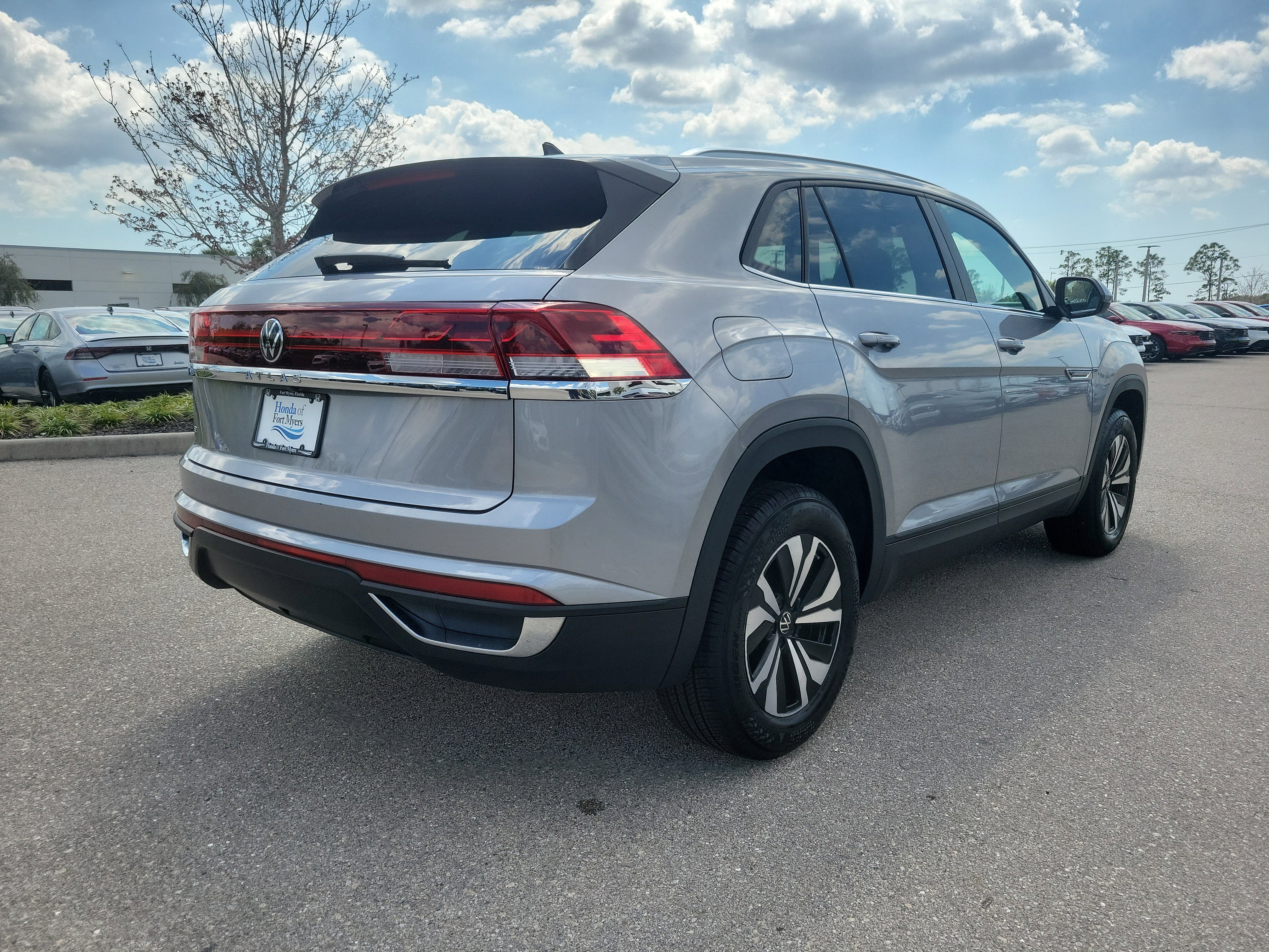 Used 2025 Volkswagen Atlas Cross Sport SE image 6