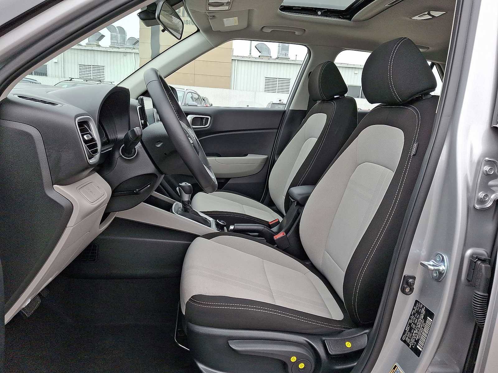 Used 2025 Hyundai Venue SEL image 24