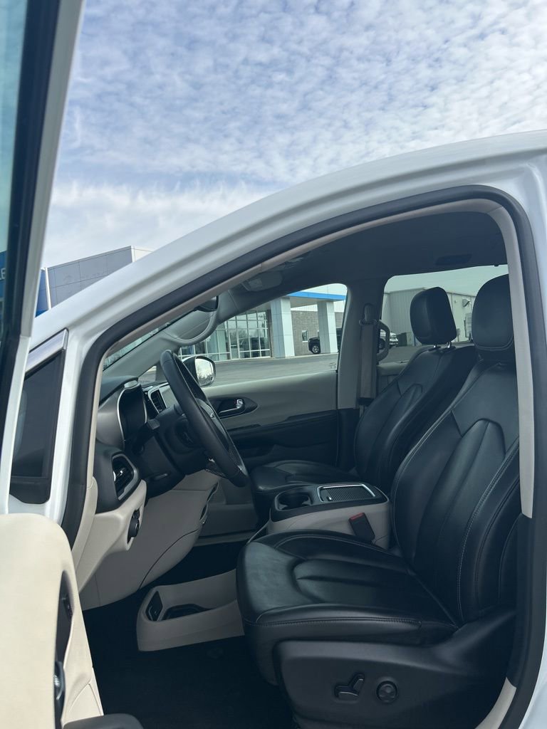 Used 2023 Chrysler Pacifica Touring-L image 28