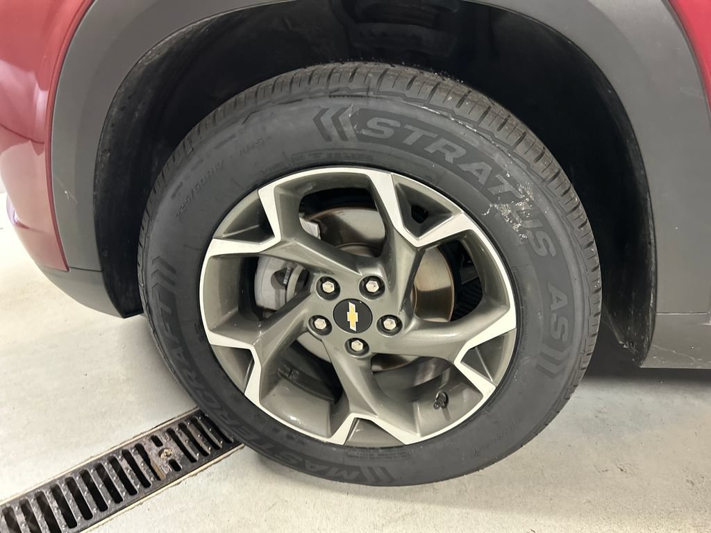 Used 2025 Chevrolet Trax LT w/ LT Convenience Package FWD image 9