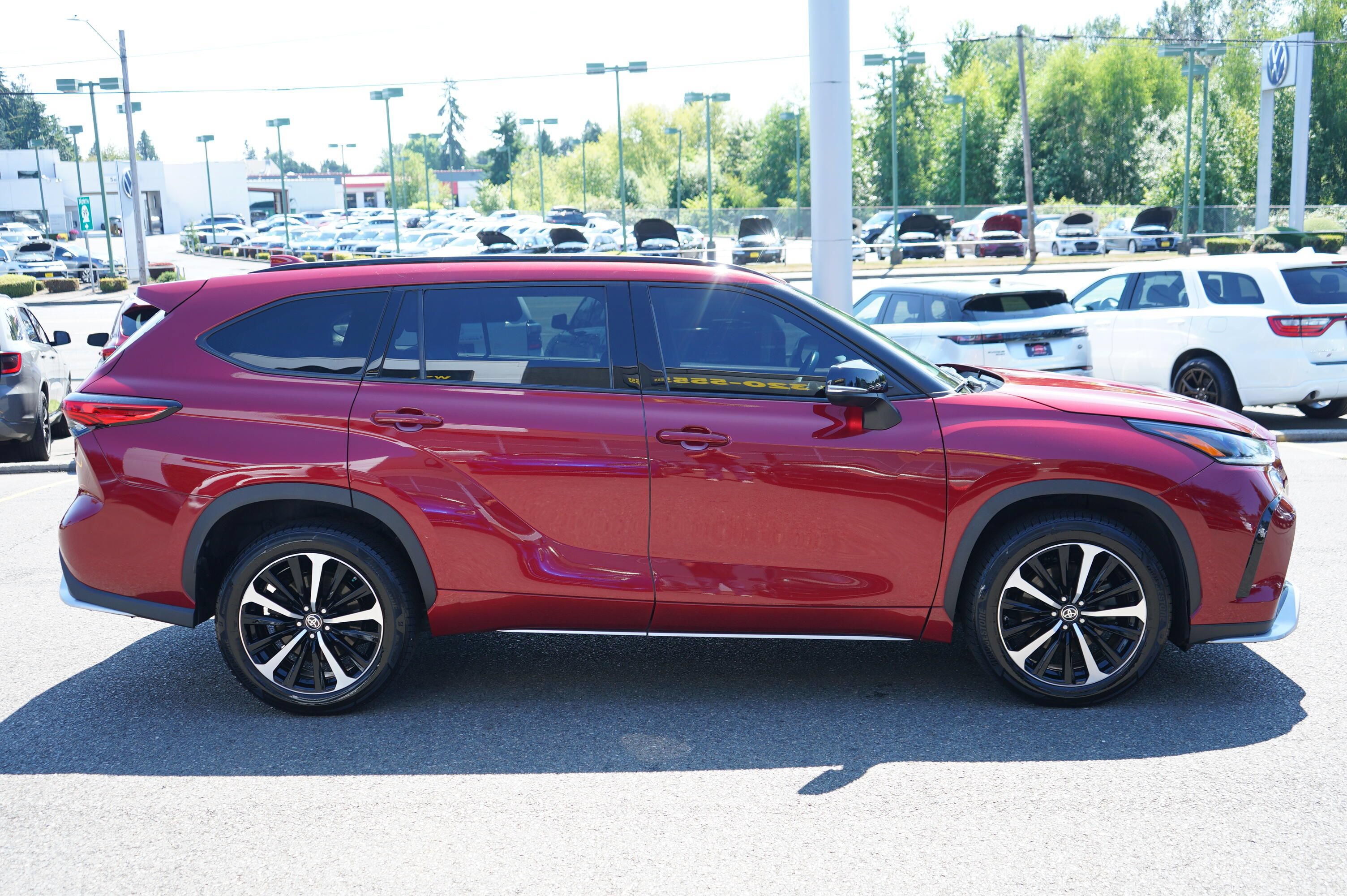 Used 2021 Toyota Highlander XSE AWD/4WD image 6